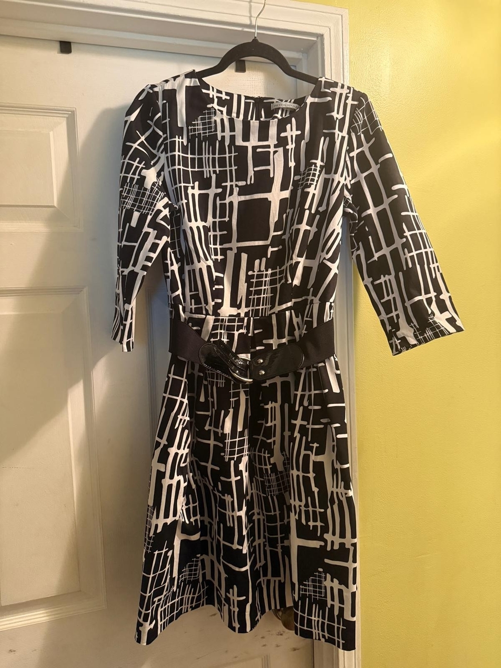 Peter Nygard Black and White Graphic Print Midi Dress with Belt